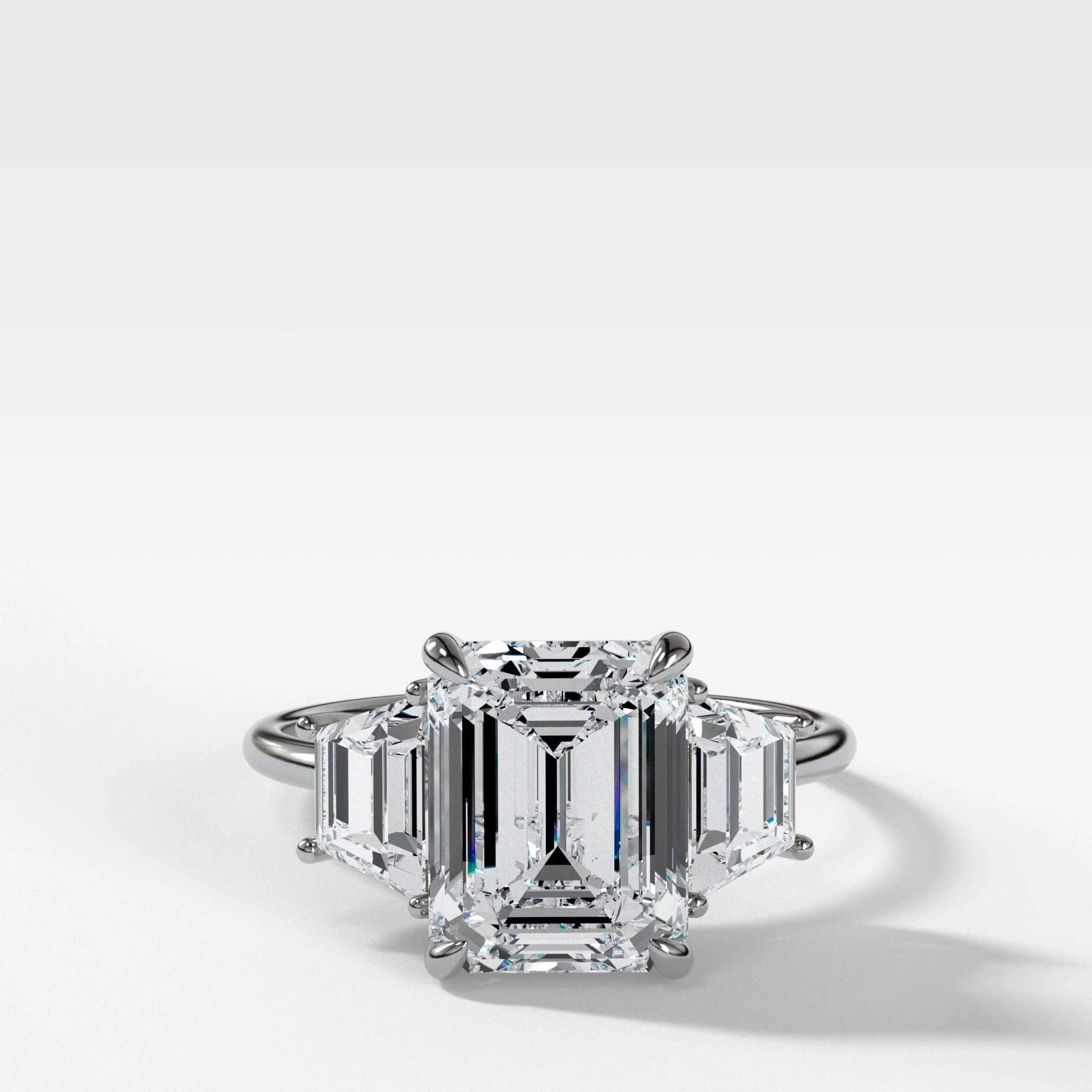 Three Stone ring with Trapezoid side diamonds and an Emerald cut - Image 3