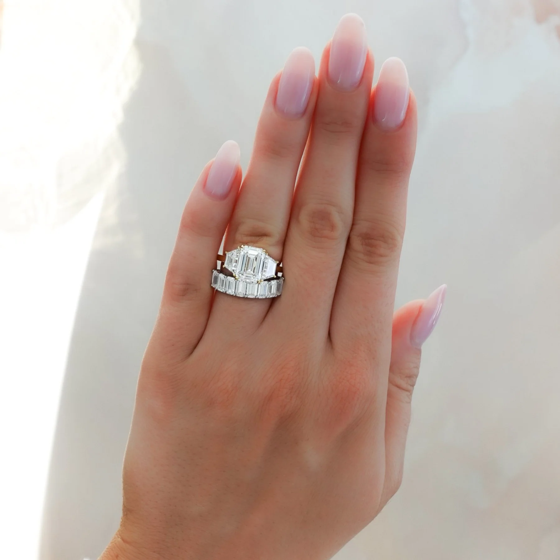 Three Stone ring with Trapezoid side diamonds and an Emerald cut - Image 5