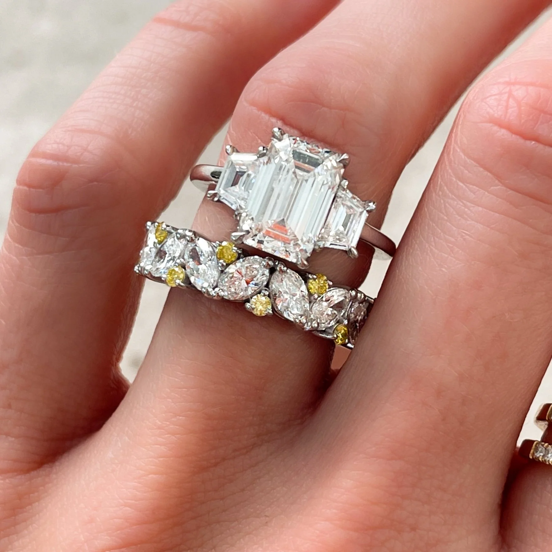 Three Stone ring with Trapezoid side diamonds and an Emerald cut - Image 6