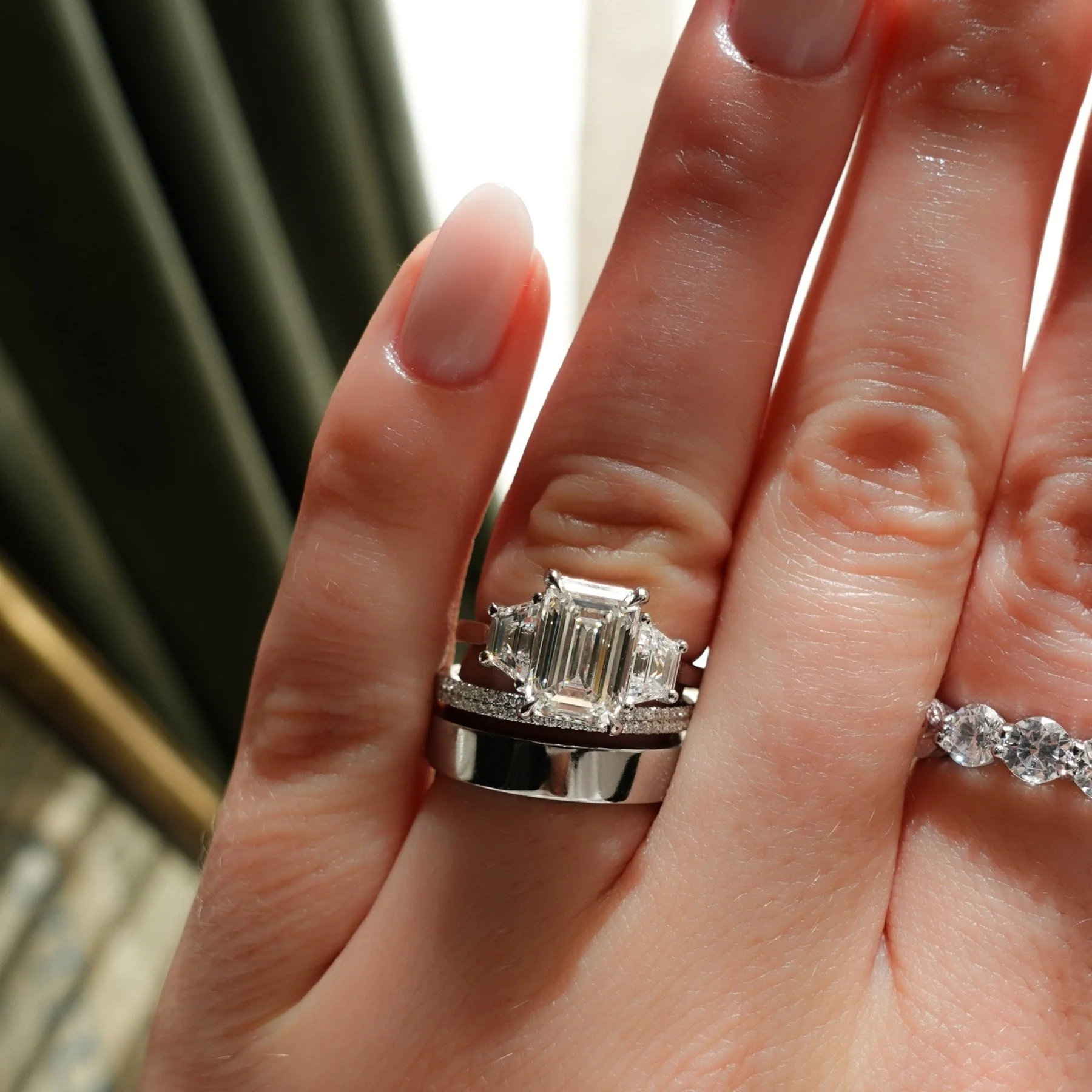 Three Stone ring with Trapezoid side diamonds and an Emerald cut - Image 7
