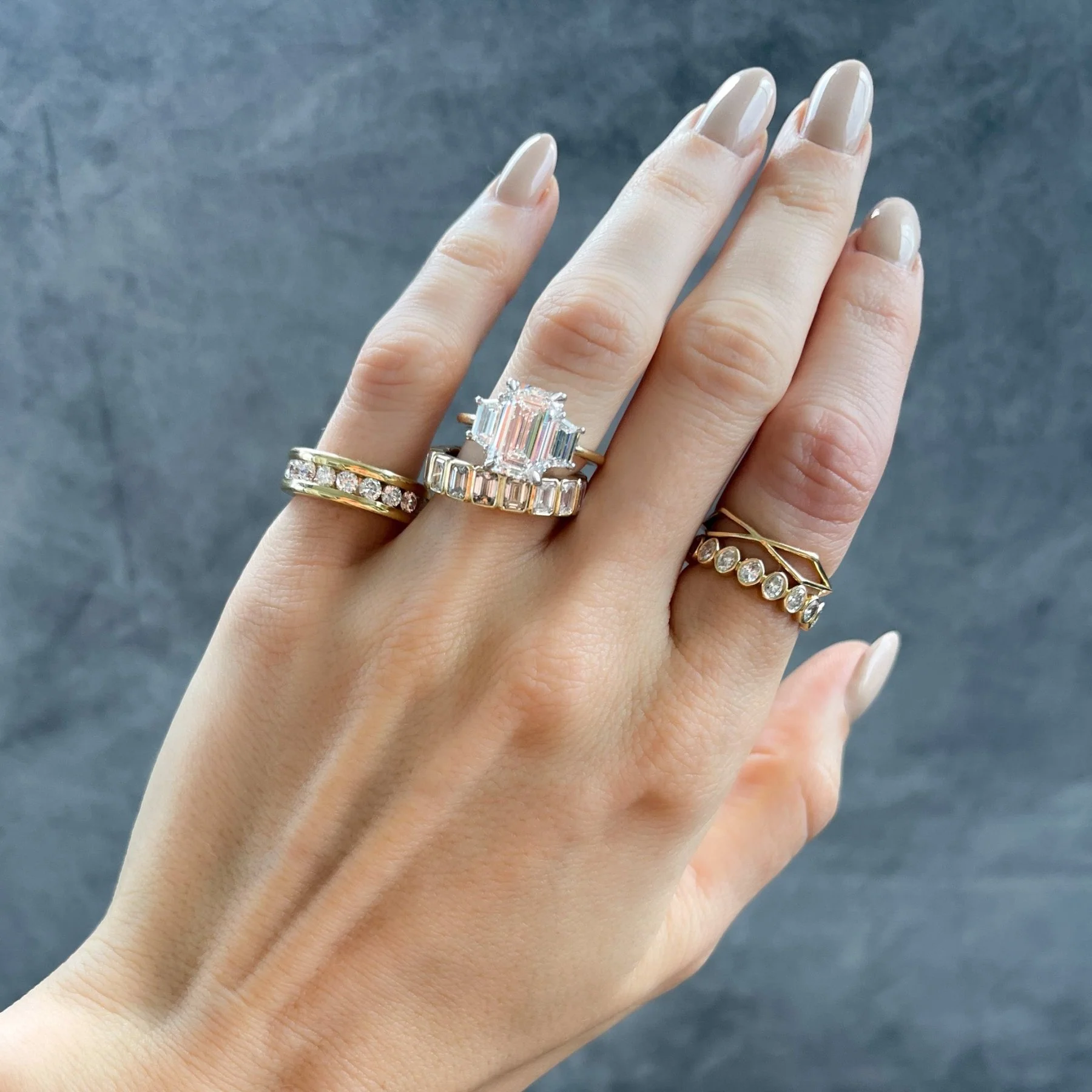 Three Stone ring with Trapezoid side diamonds and an Emerald cut - Image 8